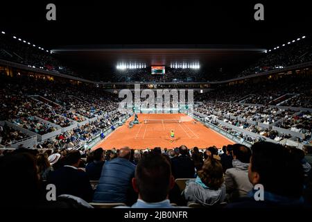 Paris, France. 31st mai 2022. Vue d'ensemble (illustration, ambiance avec la foule, public, public) du court d'argile centrale de Philippe Chatrier avec Novak Djokovic jouant contre Rafael Nadal pendant une séance de nuit de l'Open de France, tournoi de tennis Grand Chelem sur 31 mai 2022 au stade Roland-Garros à Paris, France - Credit: Victor Joly/Alamy Live News Banque D'Images