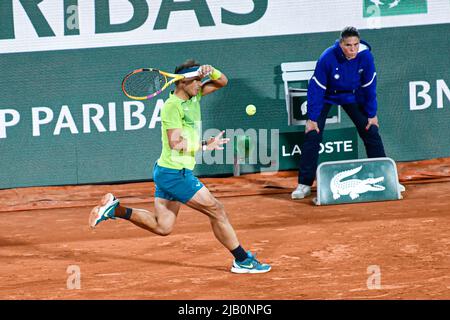 Paris, France. 01st juin 2022. Rafael Nadal d'Espagne pendant la demi-finale de l'Open de France contre Novak Djokovic, Grand tournoi de tennis de Slam sur 31 mai 2022 au stade Roland-Garros à Paris, France - Credit: Victor Joly/Alay Live News Banque D'Images