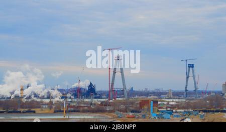 Photo de la construction du pont Gordie Howe depuis le parc Malden avec des cuillères à café sauvages en arrière-plan. Vue sur Windsor et Detroit. Banque D'Images