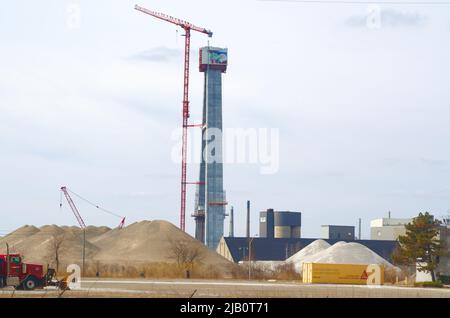 Photo de la construction du pont Gordie Howe depuis le parc Malden avec des cuillères à café sauvages en arrière-plan. Vue sur Windsor et Detroit. Banque D'Images