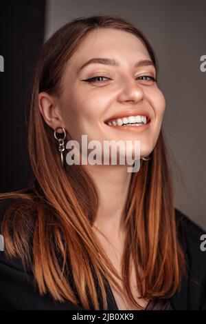 Portrait d'une jeune femme motivée et qualifiée regardant l'appareil photo se sentant fière d'être membre du personnel de l'entreprise. Banque D'Images
