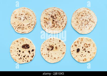 Vue ci-dessus avec pain naan fait maison sur une table bleue. Pain plat indien, fait maison avec du yaourt et de la farine blanche. Banque D'Images