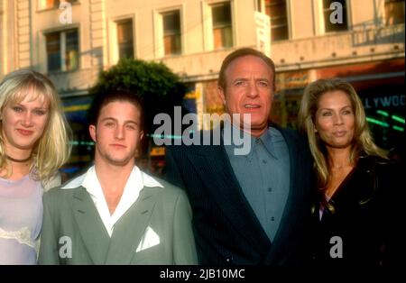 Hollywood, Californie, États-Unis 11th juin 1996 modèle Kimberly Stewart, acteur Scott Caan, acteur père James Caan et épouse Linda Stokes assistent à la présentation de Warner Bros. Images 'Eraser' première au Mann's Chinese Theatre on 11 juin 1996 à Hollywood, Californie, États-Unis. Photo par Barry King/Alay stock photo Banque D'Images