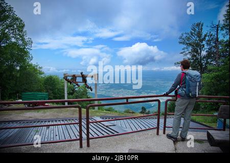 Femme âgée debout au point de vue sur le sommet de la colline et regardant la vallée Banque D'Images