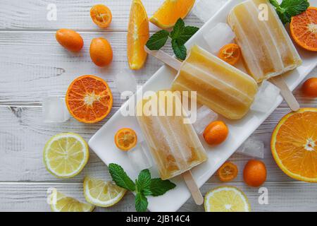 Glace à l'orange aux fruits, glaçons et tranches d'agrumes. Banque D'Images
