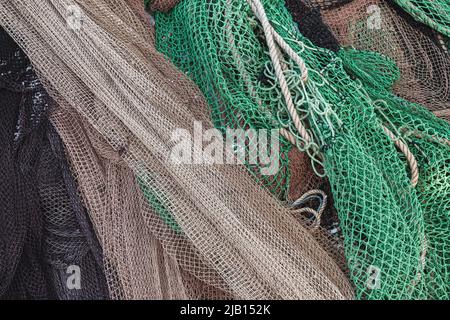 Séchage de filets de pêche empilés dans un port, gros plan photo Banque D'Images