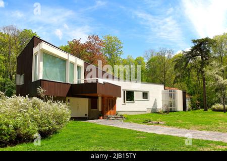 Villa Skeppet, une maison conçue par Alvar Aalto en 1969-70 pour ses amis Christine et Göran Schildt. Vue de la rue. Raseborg, Finlande. Mai 2022. Banque D'Images