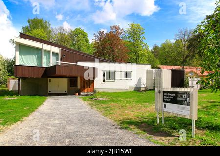 Villa Skeppet, une maison conçue par Alvar Aalto en 1969-70 pour ses amis Christine et Göran Schildt. Vue de la rue. Raseborg, Finlande. Mai 2022. Banque D'Images