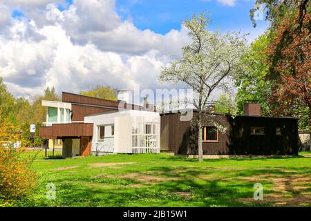 Villa Skeppet, une maison conçue par Alvar Aalto en 1969-70 pour ses amis Christine et Göran Schildt. Vue de la rue. Raseborg, Finlande. Mai 2022. Banque D'Images