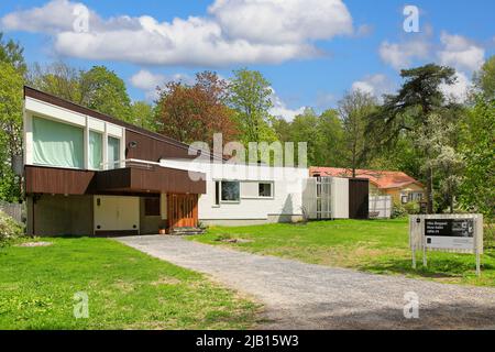 Villa Skeppet, une maison conçue par Alvar Aalto en 1969-70 pour ses amis Christine et Göran Schildt. Vue de la rue. Raseborg, Finlande. Mai 2022. Banque D'Images