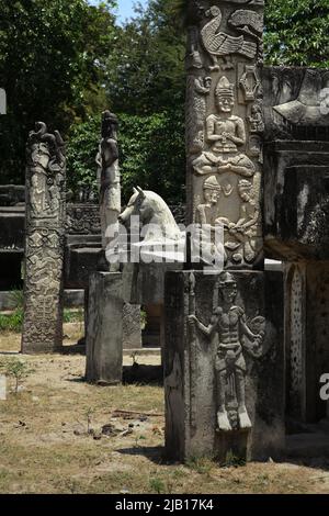 Des bas-reliefs représentant la vie traditionnelle sont vus sur des tombes royales dans le village traditionnel d'Umabara à Watu Hadang, Umalulu, Sumba est, Nusa Tenggara est, Indonésie. En béton, les tombes sont conçues pour être alignées avec la tradition mégalithique de Sumpanese. Banque D'Images