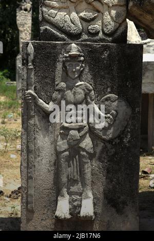 Des bas-reliefs représentant la vie traditionnelle sont vus sur des tombes royales dans le village traditionnel d'Umabara à Watu Hadang, Umalulu, Sumba est, Nusa Tenggara est, Indonésie. En béton, les tombes sont conçues pour être alignées avec la tradition mégalithique de Sumpanese. Banque D'Images