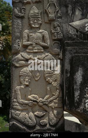 Des bas-reliefs représentant la vie traditionnelle sont vus sur des tombes royales dans le village traditionnel d'Umabara à Watu Hadang, Umalulu, Sumba est, Nusa Tenggara est, Indonésie. En béton, les tombes sont conçues pour être alignées avec la tradition mégalithique de Sumpanese. Banque D'Images