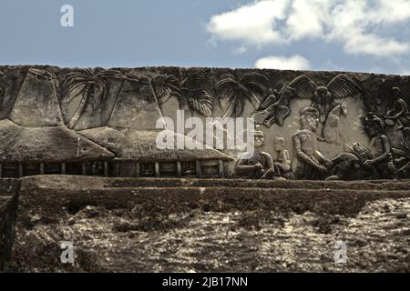 Des bas-reliefs représentant la vie traditionnelle sont vus sur des tombes royales dans le village traditionnel d'Umabara à Watu Hadang, Umalulu, Sumba est, Nusa Tenggara est, Indonésie. En béton, les tombes sont conçues pour être alignées avec la tradition mégalithique de Sumpanese. Banque D'Images