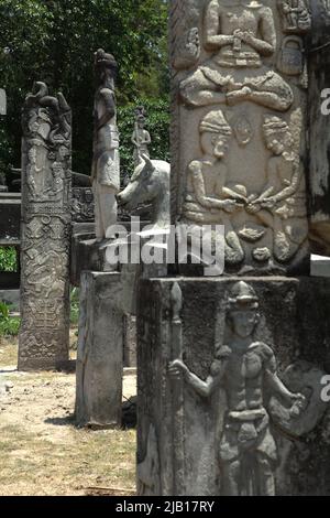 Des bas-reliefs représentant la vie traditionnelle sont vus sur des tombes royales dans le village traditionnel d'Umabara à Watu Hadang, Umalulu, Sumba est, Nusa Tenggara est, Indonésie. En béton, les tombes sont conçues pour être alignées avec la tradition mégalithique de Sumpanese. Banque D'Images