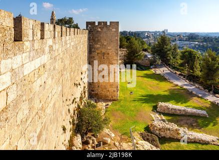 Jérusalem, Israël - 12 octobre 2017 : murs de la vieille ville sur la rue Hativat Yerushalayim avec le quartier arménien de Jérusalem Banque D'Images