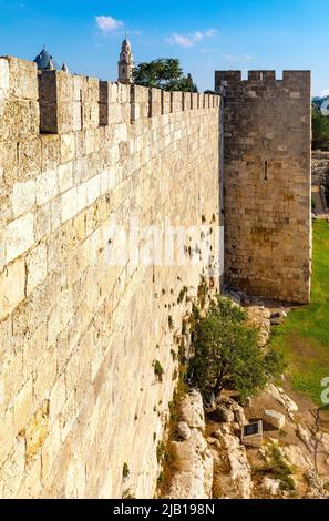 Jérusalem, Israël - 12 octobre 2017 : murs de la vieille ville sur la rue Hativat Yerushalayim avec le quartier arménien de Jérusalem Banque D'Images