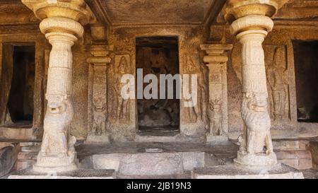 Intérieur de la grotte de Mahishasuramardini, piliers du lion et vue sur le sanctuaire, Tamil Nadu, Inde Banque D'Images