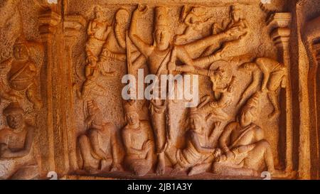 Varaha Cave, Trivikrama surmontant le démon Roi Bali, Mahabalipuram, Tamilnadu, Inde Banque D'Images