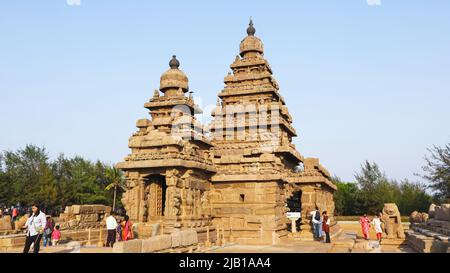 INDE, TAMILNADU, MAHABALIPURAM, mars 2022, dévot au Temple Shore, datant de la période de Pallava, site classé au patrimoine mondial de l'UNESCO Banque D'Images