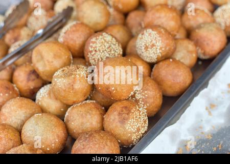 Boule gâteau œufs de cygne ou kai hong thai dessert. Le Sesame ball est des boules de dessert frites faites de farine farcie avec du haricot d'assaisonnement, du haricot rouge, du haricot noir Banque D'Images