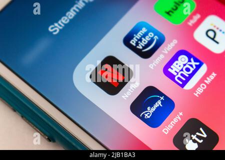 Netflix, société américaine de diffusion par abonnement, avec les applications de diffusion en continu les plus populaires (Prime Video, Hulu, Disney plus, HBO Max, Peacock et Apple TV plus) sur iPhone Banque D'Images