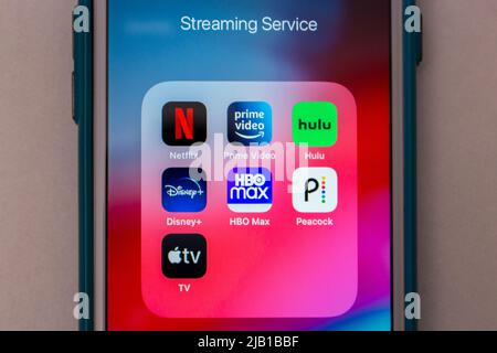 Kumamoto, JAPON - Fév 15 2021 : icônes de services de streaming populaires (Netflix, Prime Video, Hulu, Disney plus, HBO Max, Peacock et Apple TV plus) sur iPhone Banque D'Images