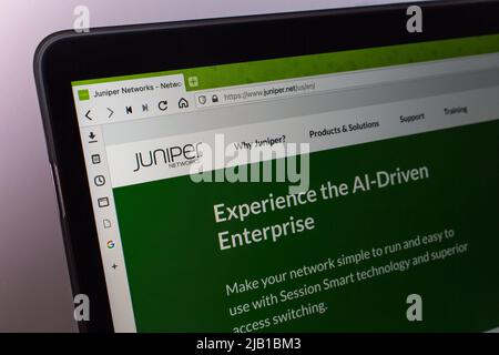 Kumamoto, JAPON - mars 10 2021 : logo de Juniper Networks sur son site Web. Il s'agit d'une société américaine qui développe des produits de mise en réseau Banque D'Images
