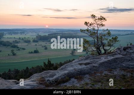 Timmenrode, Allemagne. 02nd juin 2022. Les premiers rayons du soleil de la journée frappent le Hamburger Wappen. La formation de grès fait partie d'un sentier de crête qui serpente du Großvaterfelsen près de Blankenburg au Hamburger Wappen près de Timmenrode. Aussi connu sous le nom de 'Löbbeckestieg', la section du sentier de la crête dans la région du Teufelsmauer est considérée comme la section la plus variée du sentier de randonnée longue distance. Avec l'augmentation des températures dans la région, les orages pourraient se former à nouveau dans la deuxième moitié de la semaine. Credit: Stephan Schulz/dpa/ZB/dpa/Alay Live News Banque D'Images