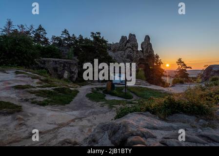 Timmenrode, Allemagne. 02nd juin 2022. Les premiers rayons du soleil de la journée frappent le Hamburger Wappen. La formation de grès fait partie d'un sentier de crête qui serpente du Großvaterfelsen près de Blankenburg au Hamburger Wappen près de Timmenrode. Aussi connu sous le nom de 'Löbbeckestieg', la section du sentier de la crête dans la région du Teufelsmauer est considérée comme la section la plus variée du sentier de randonnée longue distance. Avec l'augmentation des températures dans la région, les orages pourraient se former à nouveau dans la deuxième moitié de la semaine. Credit: Stephan Schulz/dpa/ZB/dpa/Alay Live News Banque D'Images