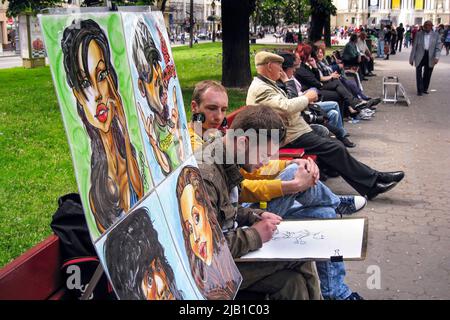 Artiste de portrait ukrainien travaillant dans le parc, centre-ville de Lviv, Ukraine Banque D'Images