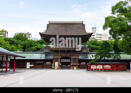 Sanctuaire de Hakozaki, temple de Shintō fondé en 923 dédié à la vénération de Kami Hachiman, par temps ensoleillé. Traduction : reddition de la nation ennemie Banque D'Images