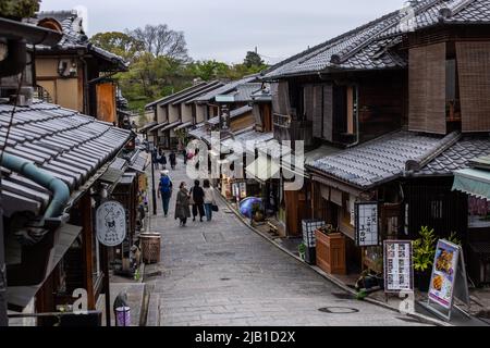 Nineizaka (Ninenzaka) rue, route pavée en pierre à Higashiyama-ku, en journée nuageuse. Il est souvent jumelé avec le même St, Sanneizaka (Sannenzaka). Banque D'Images