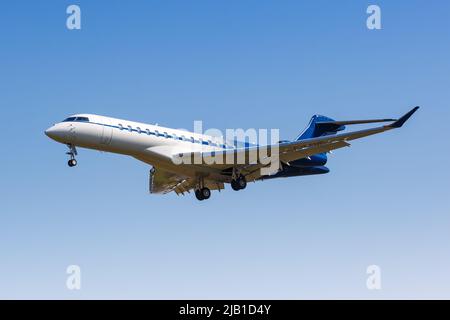 Milan, Italie - 22 mars 2022 : avion privé Bombardier Global 7500 à l'aéroport Linate de Milan (LIN) en Italie. Banque D'Images