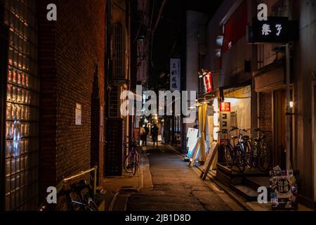 Kyoto, JAPON - 3 avril 2021 : bars et restaurants dans la ruelle arrière de Kiyamachi (Kiyamachi-dori), dans la région de Shijo Kawaramachi (Shilogyo-ku), la nuit. Banque D'Images