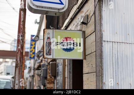 Tottori, JAPON - 1 2021 avril : l'ancien panneau Pepsi d'humeur rétro est affiché sur le mur en bois. Le panneau est rouillé, décoloré et vieux. Banque D'Images