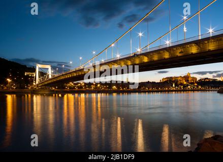 Suspension Bridge at night Banque D'Images