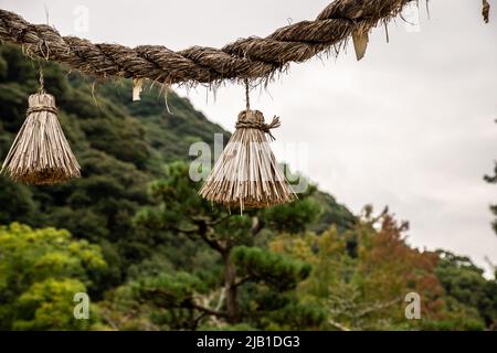 Shimenawa japonais avec Onusa pendu traditionnel porte de torii dans le sanctuaire. Onusa (Nusa) est une baguette en bois utilisée dans les rituels de Shinto. Concept Zen Banque D'Images