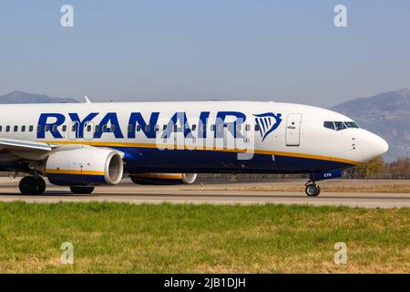 Bergame, Italie - 25 mars 2022 : avion Boeing 737-800 de Ryanair à l'aéroport de Bergame (BGY) en Italie. Banque D'Images