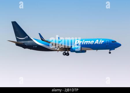 Milan, Italie - 24 mars 2022 : avion Amazon Prime Air Boeing 737-800(SF) à l'aéroport de Milan Malpensa (MXP) en Italie. Banque D'Images