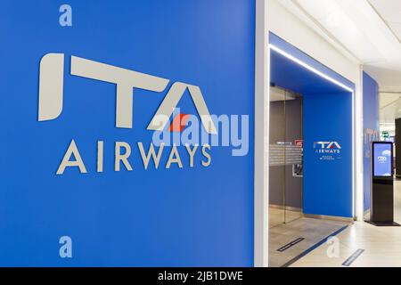 Rome, Italie - 19 mars 2022 : logo ITA Airways dans un salon de l'aéroport de Rome Fiumicino (FCO) en Italie. Banque D'Images
