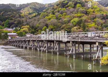 Kyoto, JAPON - 5 avril 2021 : Pont Togetsukyo, pont traversant la rivière Katsura qui traverse tranquillement la région de Saga Arashiyama, par temps nuageux. Banque D'Images