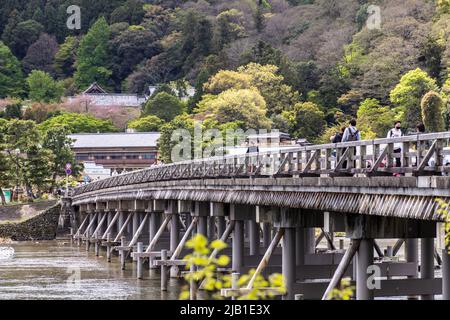 Kyoto, JAPON - 5 avril 2021 : Pont Togetsukyo, pont traversant la rivière Katsura qui traverse tranquillement la région de Saga Arashiyama, par temps nuageux. Banque D'Images