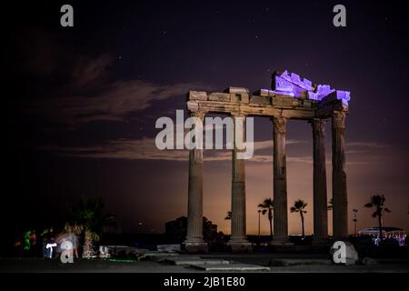 Longue exposition nuit photo du temple d'Apollon à côté d'Antalya avec un ciel étoilé Banque D'Images