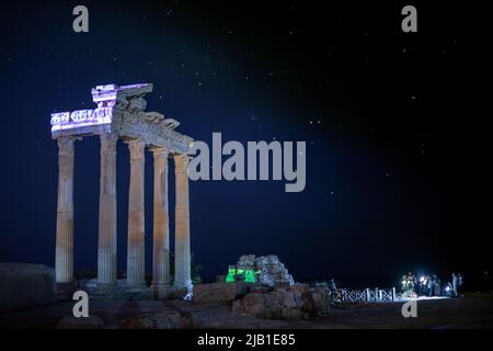 Longue exposition nuit photo du temple d'Apollon à côté d'Antalya avec un ciel étoilé Banque D'Images