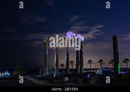 Longue exposition nuit photo du temple d'Apollon à côté d'Antalya avec un ciel étoilé Banque D'Images