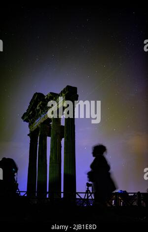 Longue exposition nuit photo du temple d'Apollon à côté d'Antalya avec un ciel étoilé Banque D'Images