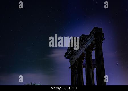 Longue exposition nuit photo du temple d'Apollon à côté d'Antalya avec un ciel étoilé Banque D'Images