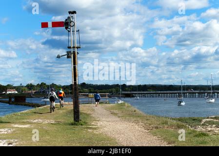 Le port de Langstone et l'ancien signal ferroviaire de l'ancien pont ferroviaire de Billy Line à Hayling Island, populaire auprès des cyclistes. Banque D'Images