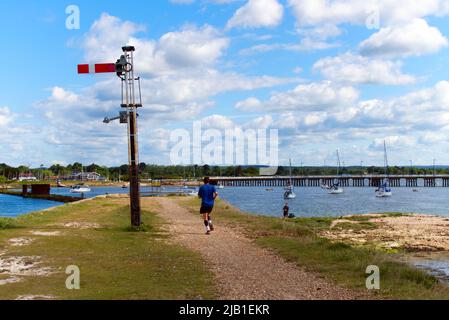 Le port de Langstone et l'ancien signal de chemin de fer de l'ancien pont de chemin de fer Billy Line à Hayling Island, populaire auprès des joggeurs. Banque D'Images